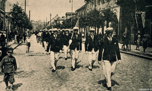 Makabi march on Sports Day, Płock, 1934 (source: Yizkor Book, Plotzk - A History of an Ancient Jewish Community in Poland, published by Eliyahu Eisenberg, "Hamenora" Publishing House, Tel Aviv 1967)
